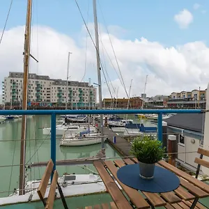  Apartment On The Water With Free Parking - By My Getaways