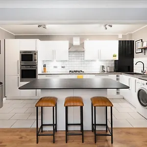  Apartment Burlington Street With Free Parking Nr College And Hospital